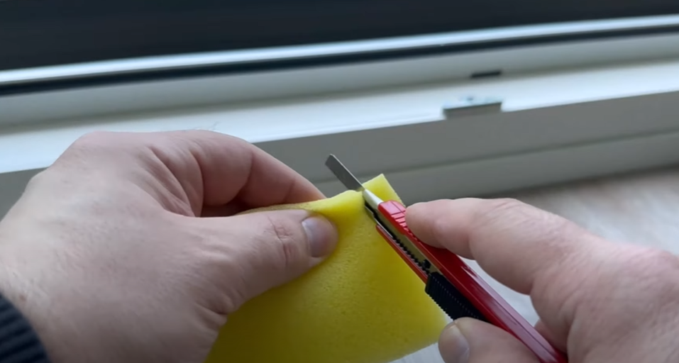 Han tager svampen, skærer i den og binder den med et gummibånd. Når du ser dette magiske trick, vil du straks gøre det samme.