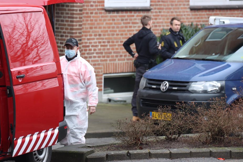 Politi massivt til stede efter mistænkeligt dødsfald: 41-årig mand varetægtsfængslet