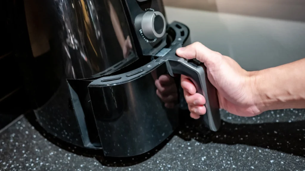 Du udsætter dig selv for fare: Fødevareekspert advarer mod at ignorere denne airfryer-regel