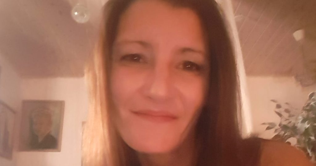 Isabel har ledt efter sin far i mange år: Da hun finder et babybillede på loftet, stivner hun