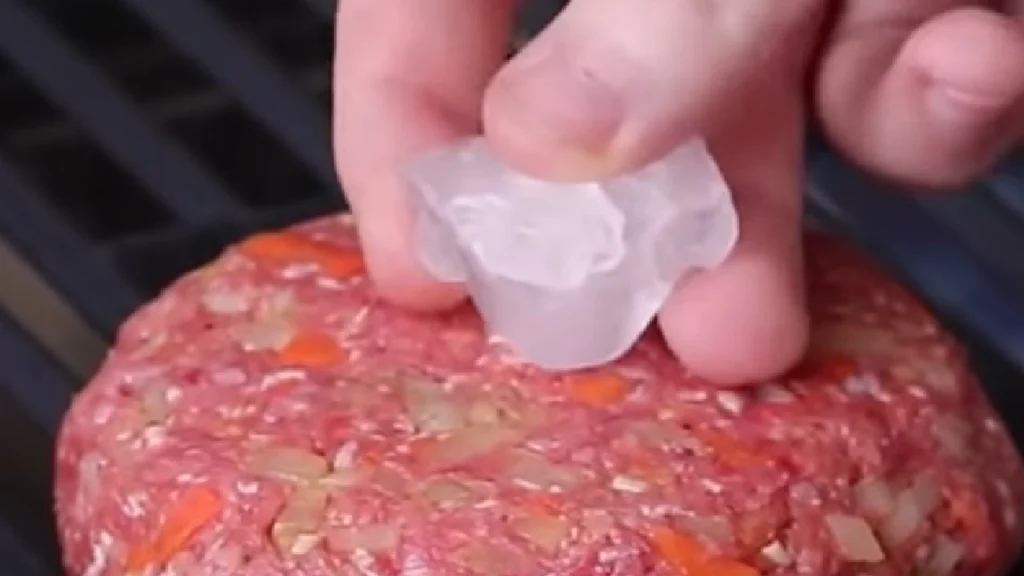 Grillsæsonens hotteste tip: Derfor er det en god idé at lægge en isterning oven på din hakkebøf