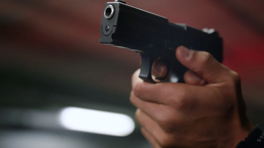 Betjent dømt til fængsel for at pege ladt pistol mod kollega: Årsagen vil få dig til at ryste på hovedet
