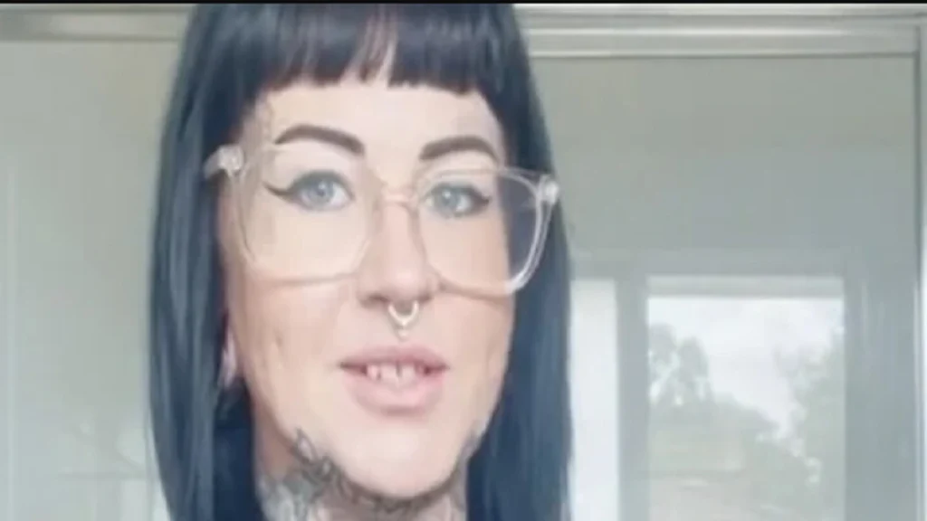 Julia forfærdet over lugt fra sit badeværelset: Da hun skilte bruseren ad, var hun ved at kaste op