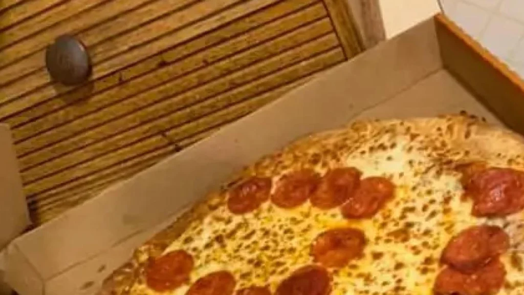 Jason bestilte en pepperoni-pizza: Da han åbnede bakken, blev han dybt chokeret