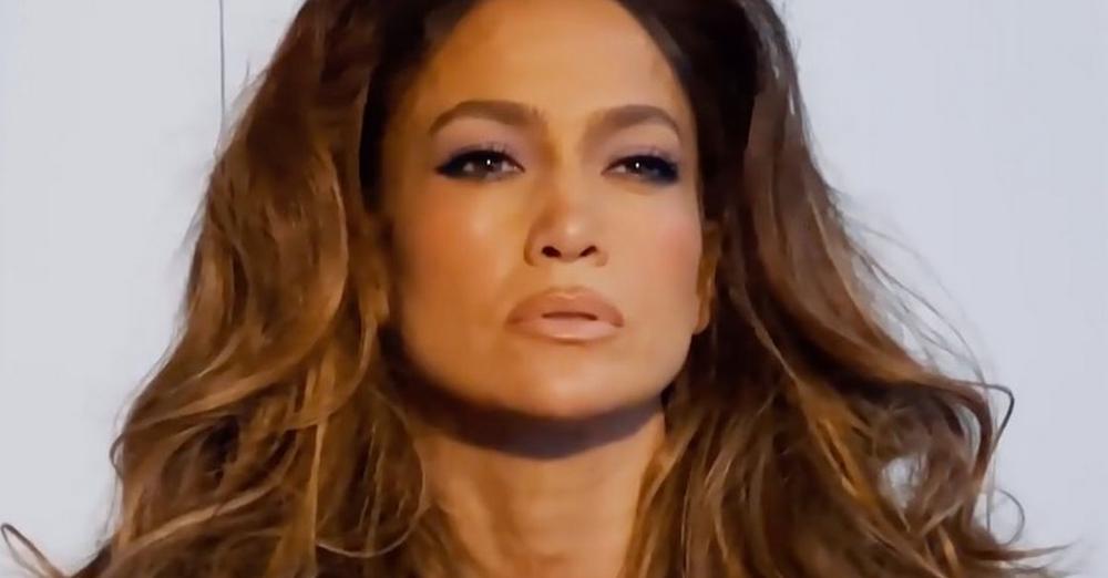 Jennifer Lopez overlader minimalt til fantasien i gennemsigtig minikjole