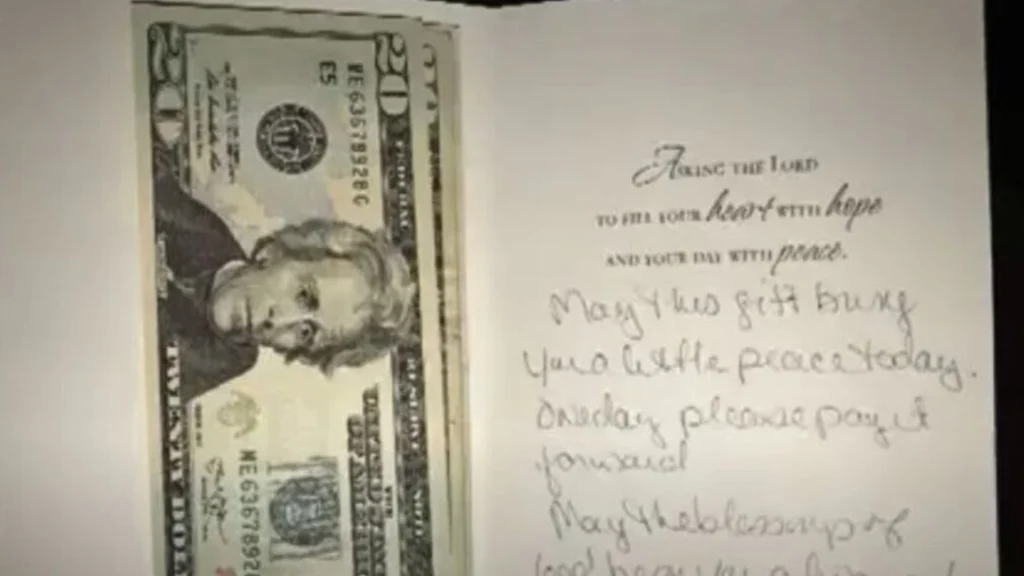 Julia fandt pludselig konvolut på gaden med over 1000 kroner – men da hun læser beskeden rejser hårene sig