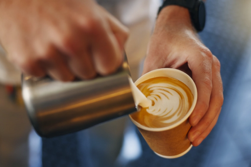 Nyt initiativ vækker opmærksomhed: Nu kan turister veksle skrald til gratis kaffe