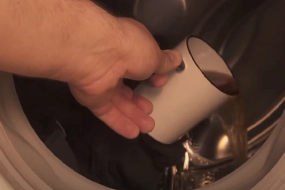 Han tilsætter 2 kopper kaffe i vaskemaskinen: Når du ser, hvad der sker, vil du gøre det samme