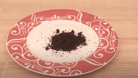 Kaffegrums i vindueskarmen er en billig løsning på et almindeligt problem