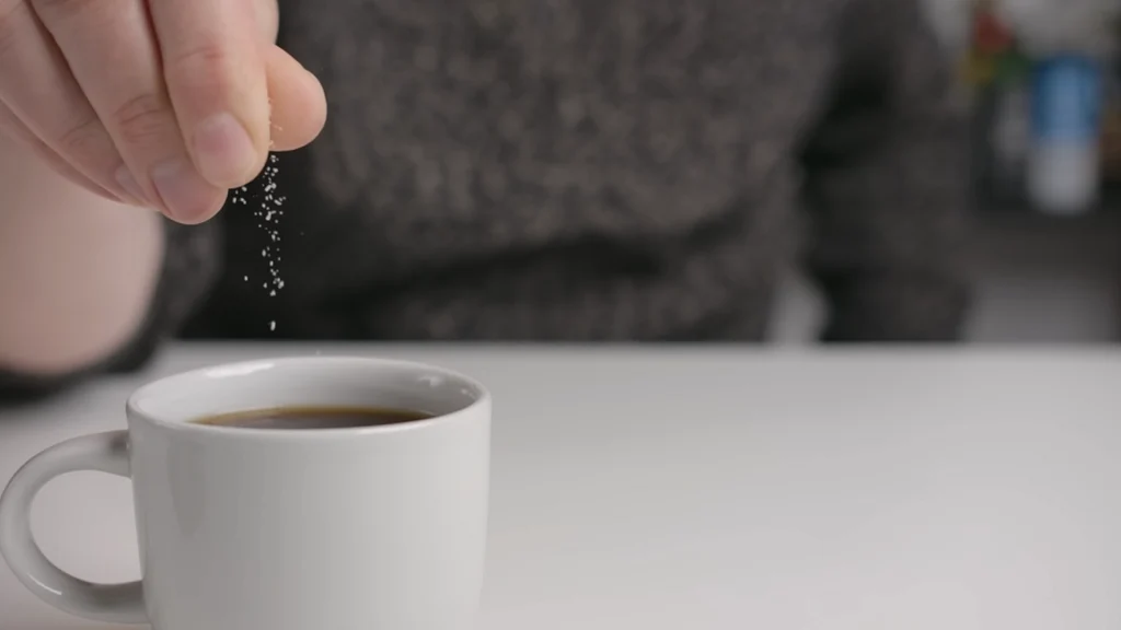 Han tilsætter salt i stedet for sukker i sin kaffe: Når du læser hvorfor, vil du gøre det samme