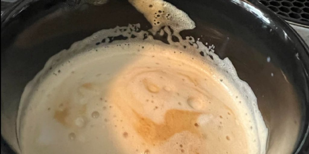 Kvinde overrasket: Fik uventet besøg i kaffekoppen