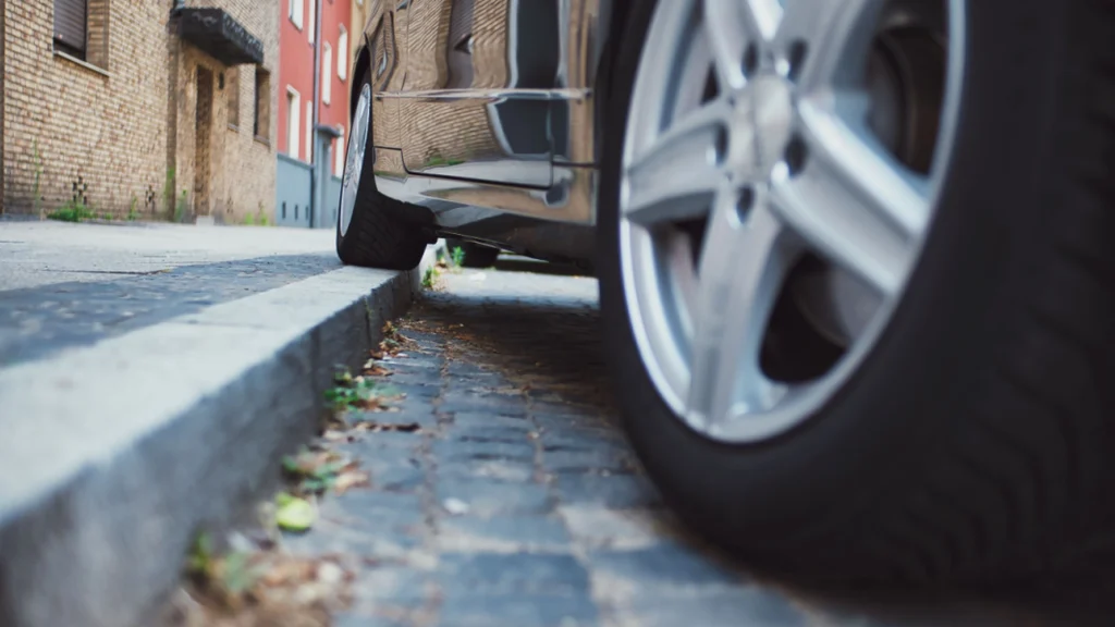 Hvor langt må man holde fra kantstenen, når man parkerer? Du vil måske blive overrasket af svaret.
