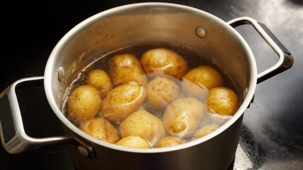 Gem kartoffelvandet: 3 ting i huset og haven, du kan bruge det til