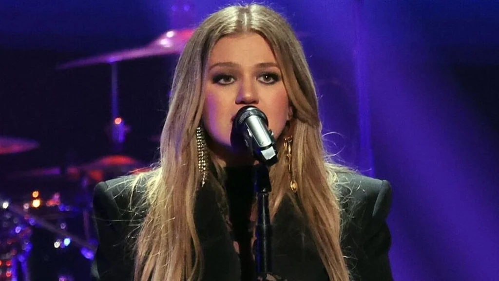 Kelly Clarkson i kæmpe bryst ups – men så tager situationen en uventet drejning