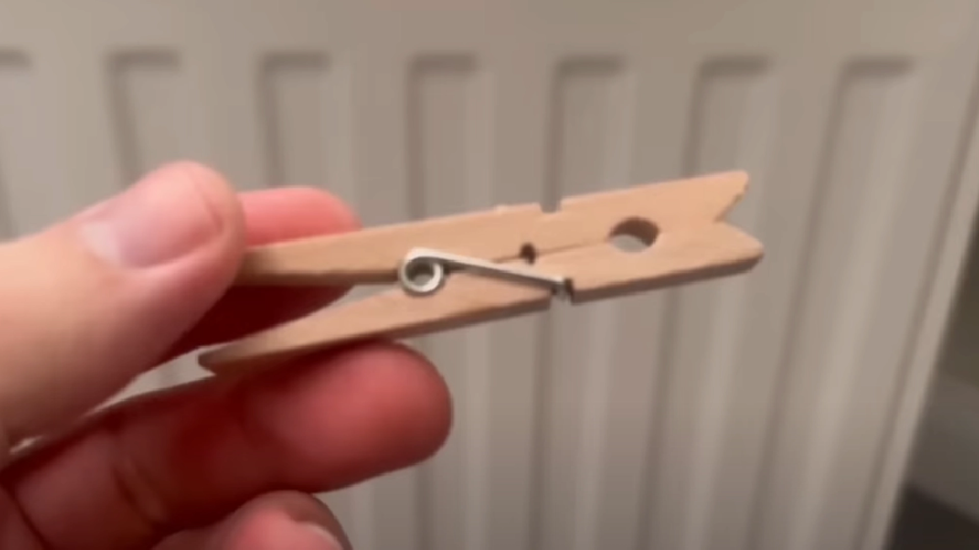 Det geniale trick til det kolde efterår: Derfor skal du putte en tøjklemme på radiatoren