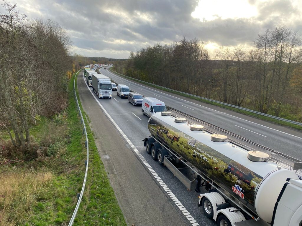 Havareret lastbil skaber kø på motorvej