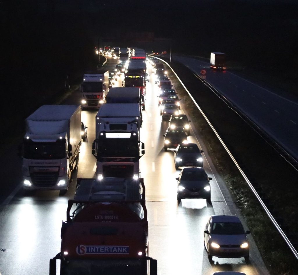 Syv biler i uheld på motorvejen