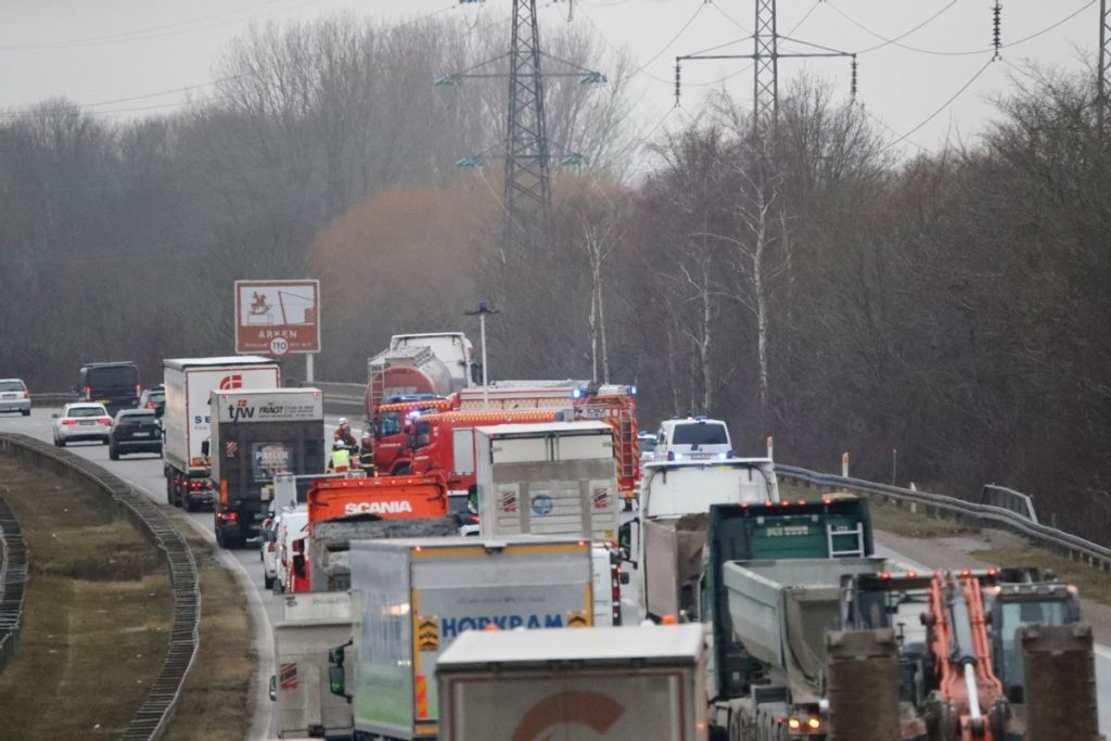 Uheld på motorvej skaber lang kø