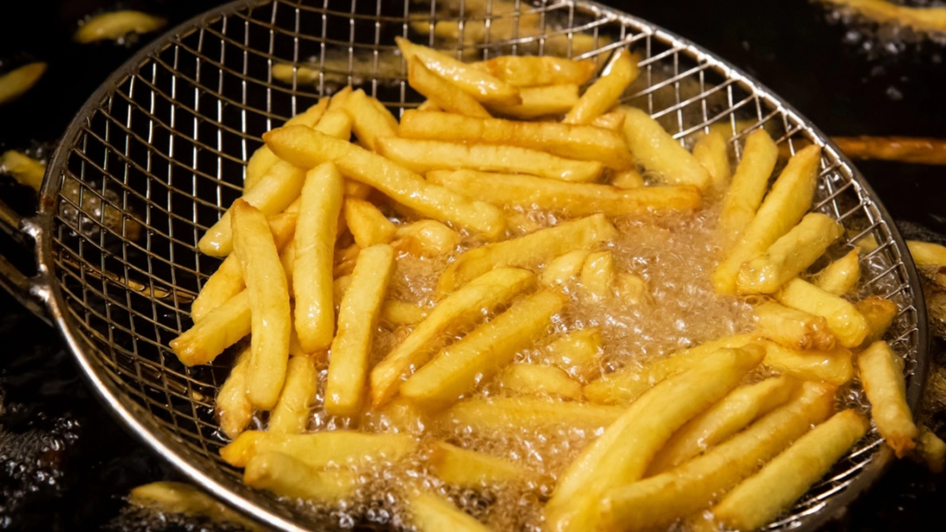 Kokke har i mange år benyttet sig af det: Alle har den flydende hemmelighed til sprødes pommes frites derhjemme