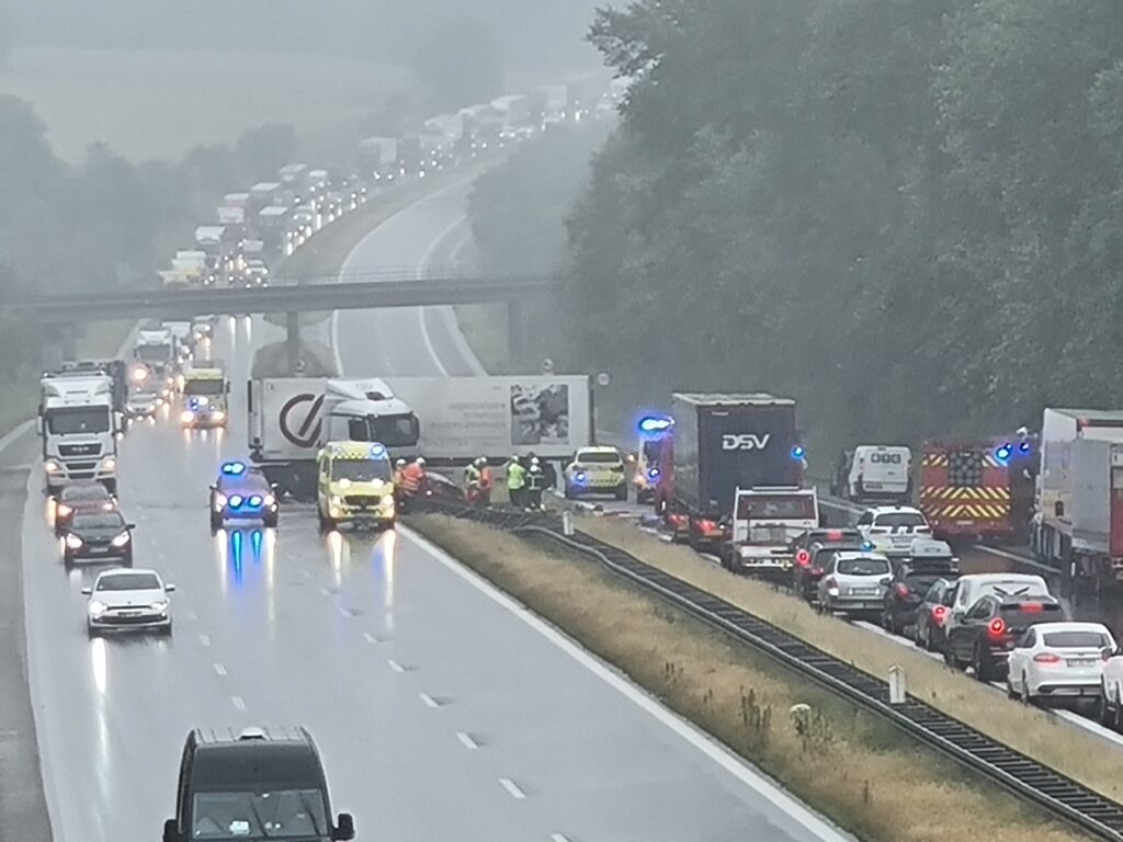 Voldsomt færdselsuheld skaber kø på motorvej