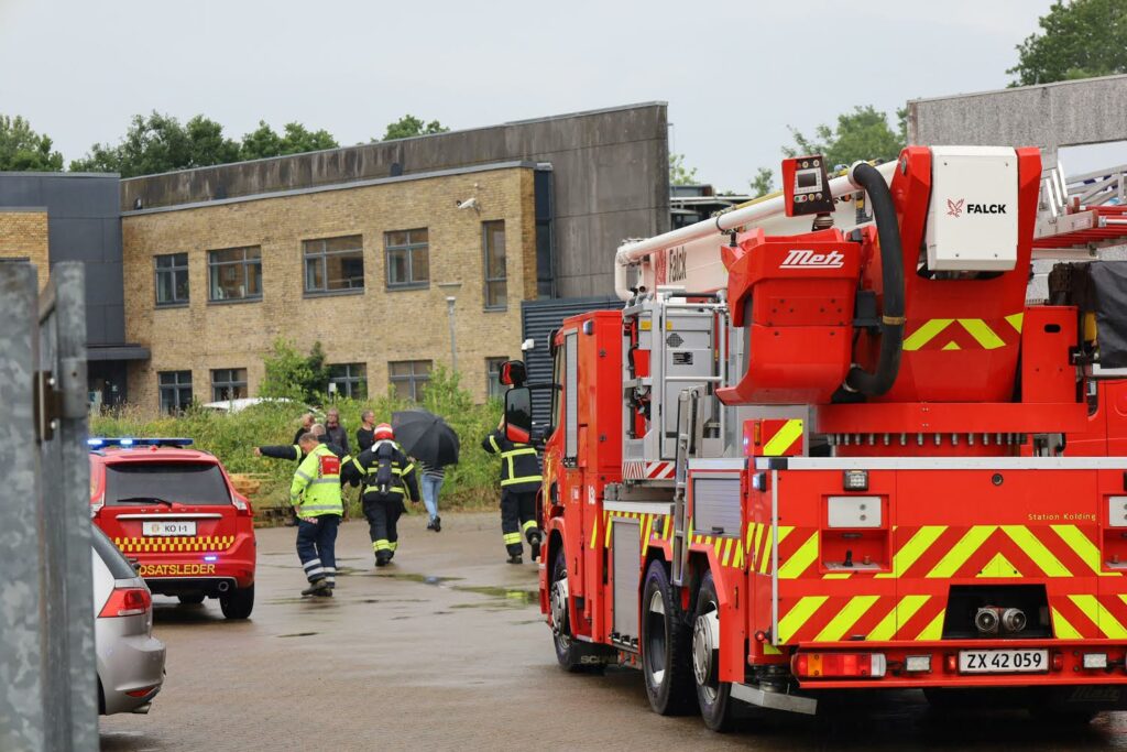 Brand i industribygning: Brandvæsnet talstærkt til stede