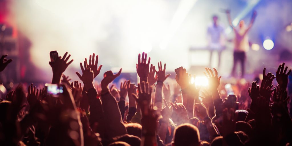 Han troede, at han mistede sin telefon under en koncert: Da de ringede til den, kunne de ikke tro deres egne øjne