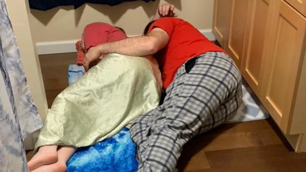 Konens billede går viralt: Derfor ligger hendes ægtefælle på gulvet sammen med deres 13-årige datter