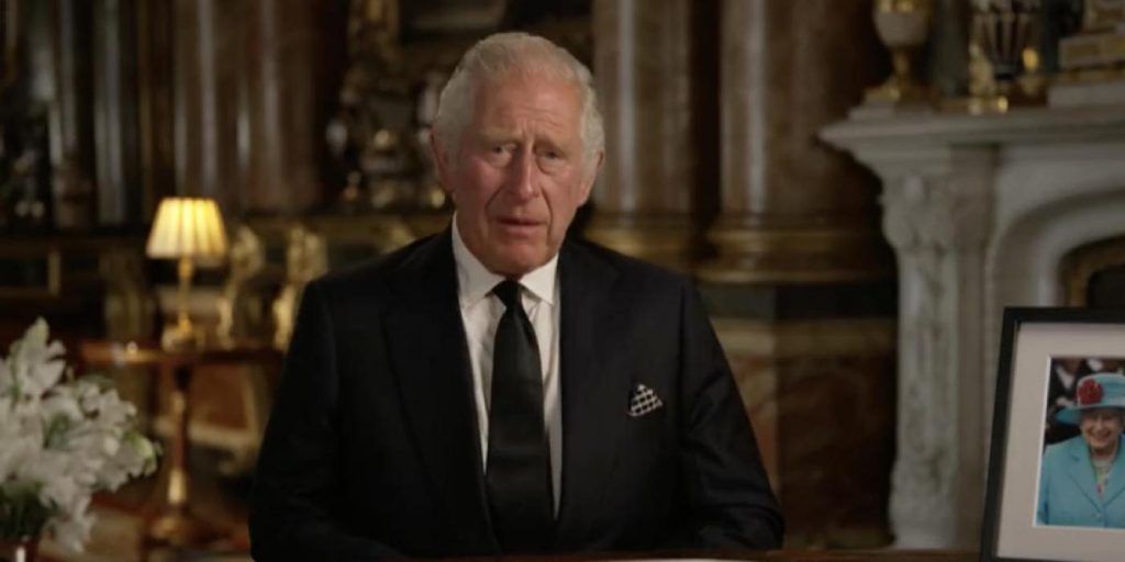 Kong Charles skal krones 6. maj: Her bliver den sendt