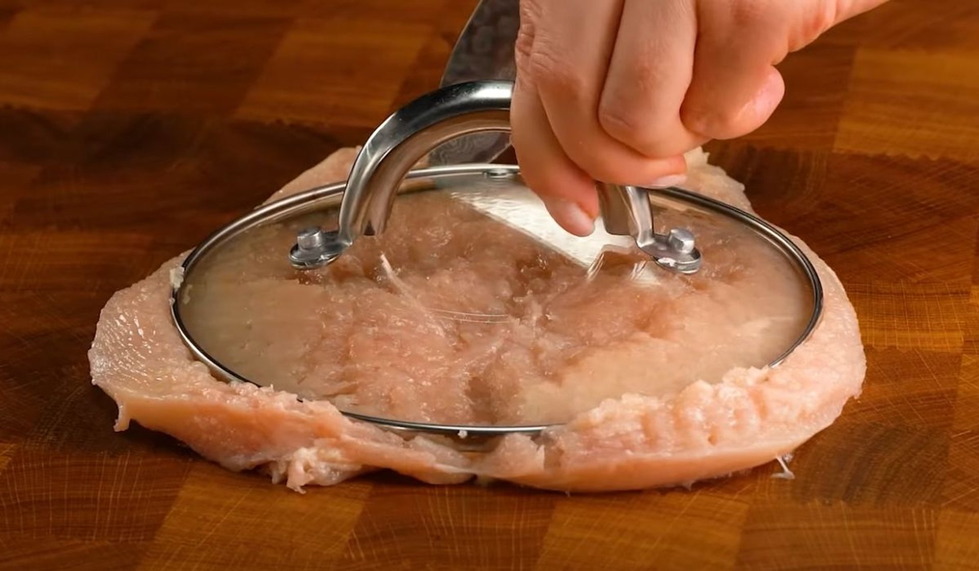 Læg grydelåget på dit kyllingebryst: Nogen burde få en guldmedalje for dette geniale trick