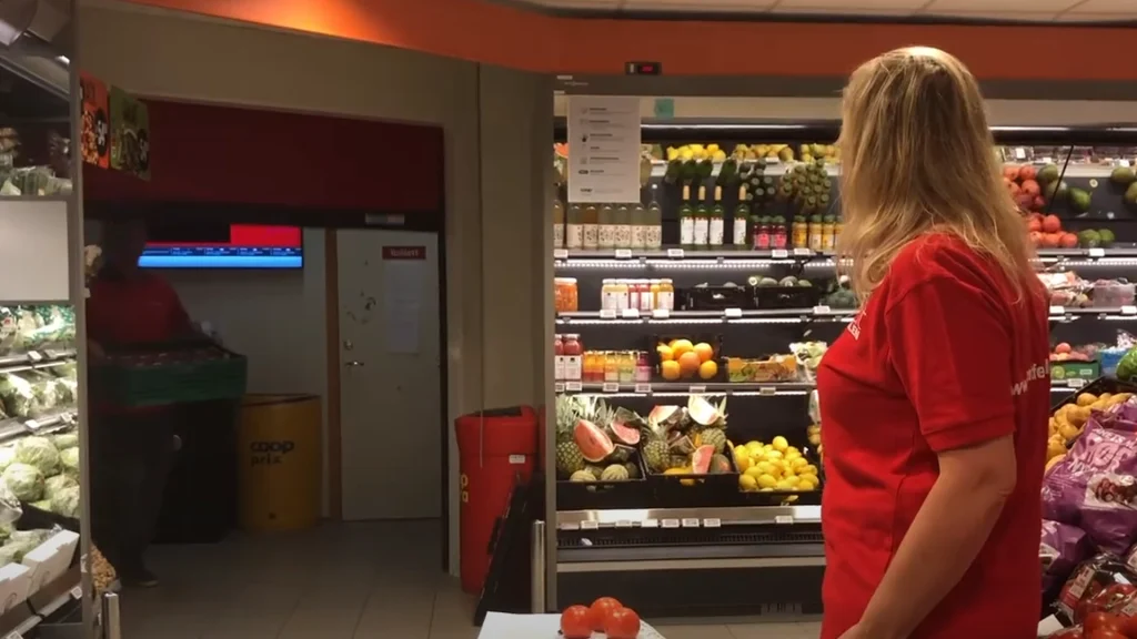 Kristine havde aftenvagt i Coop-butik: Da telefonen ringede, kunne hun ikke undgå at bryde ud i et smil.