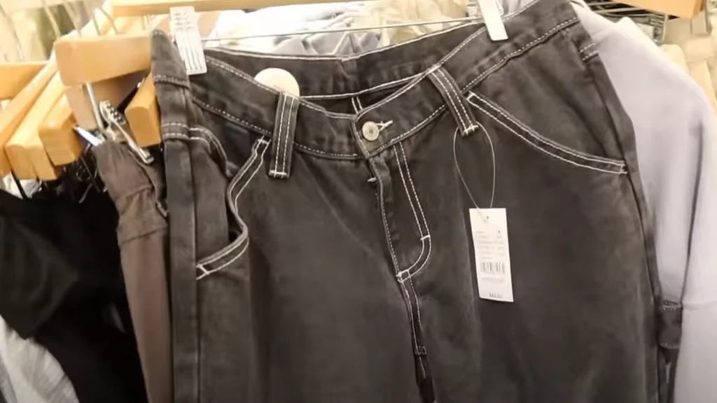 Kvinde gjorde indkøb og opdagede en håndskreven seddel i bukselommen: Handler aldrig i butikken igen