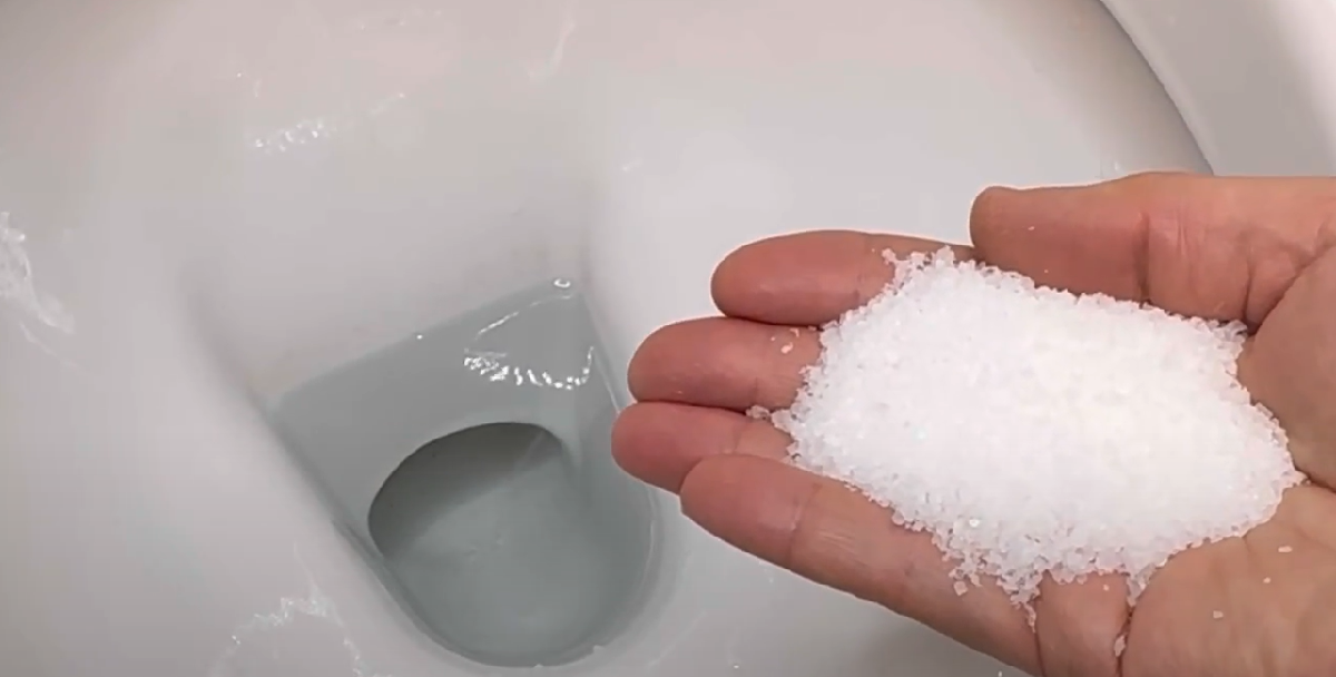 Smid groft salt i toilettet natten over. Morgenen efter vil du ikke tro dine egne øjne.