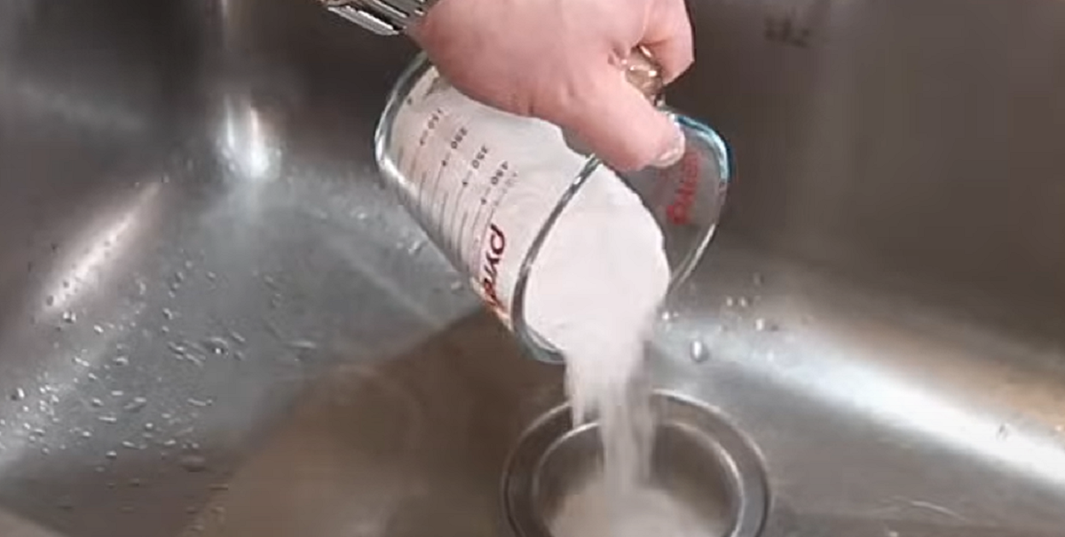 Alle har ingrediensen derhjemme. VVS’ere bruger den til at rengøre vasken på 30 sekunder.