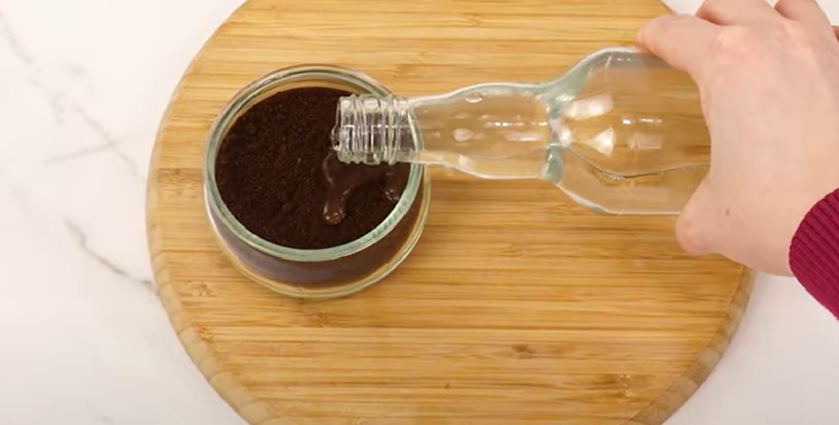 Et af de mindre kendte rengøringstip er et af de mest effektive. Derfor skal du straks blande eddike med kaffegrums.