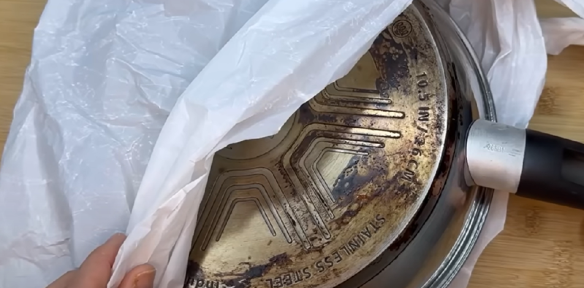 Læg din snavsede pande i en plastikpose med 4 ingredienser: Når du tager den op, er den så god som ny