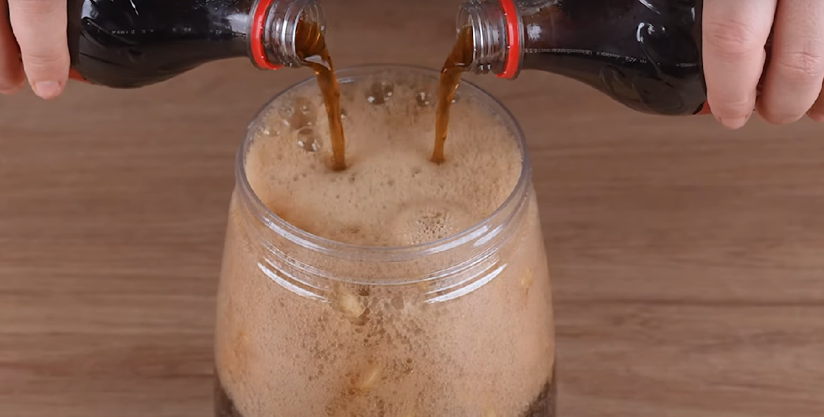 Nogen burde få en guldmedalje for dette trick. Derfor skal du putte kartofler i et glas og fylde det med Coca-Cola.