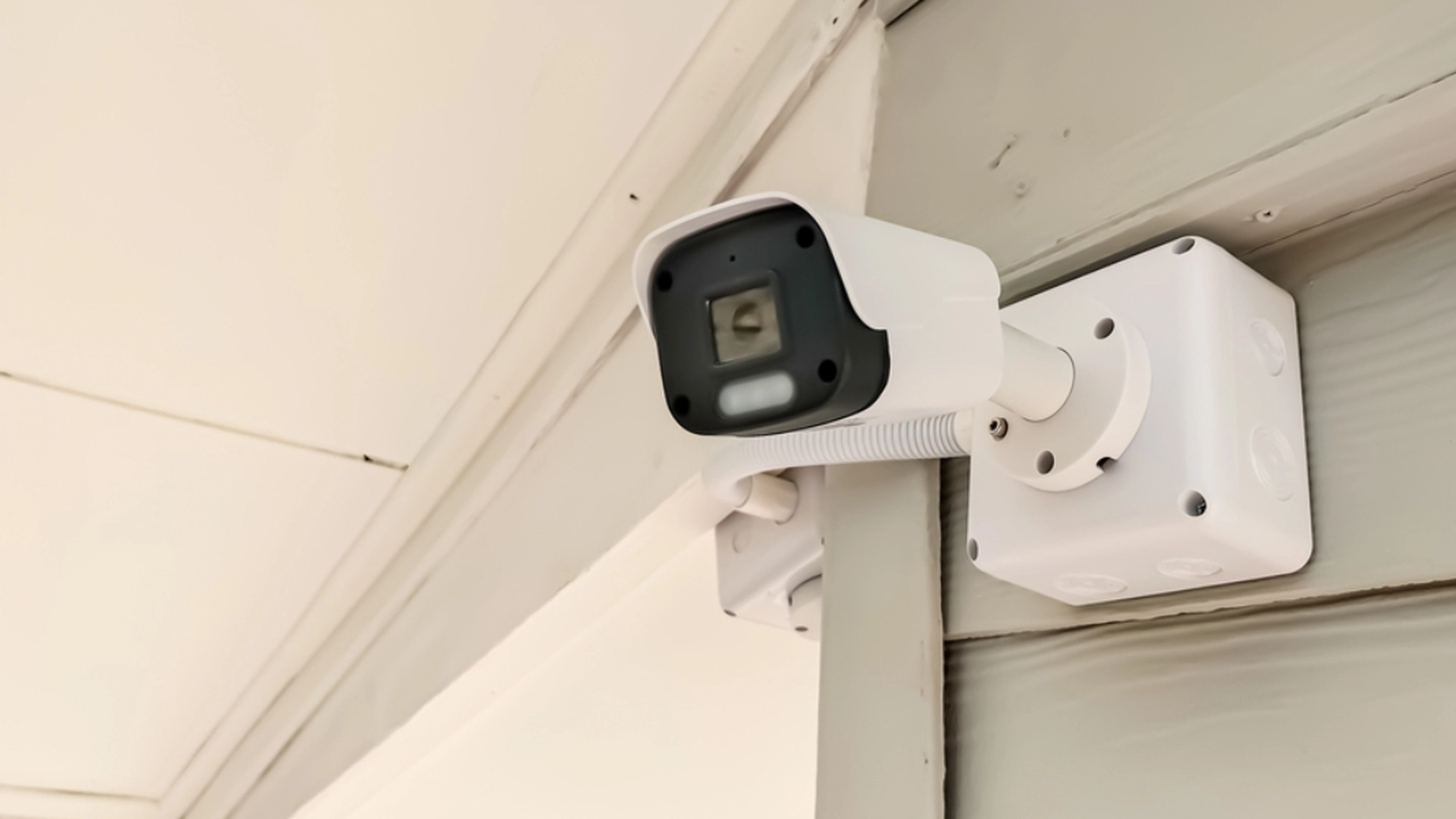 Kvinde satte overvågningskameraer op ved sit hus: Så kom nabo med ‘skandaløs’ anmodning