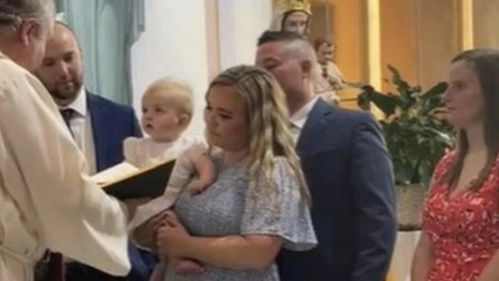 Lille dreng ødelægger sin egen dåb med ét slag: Nu spredes videoen globalt