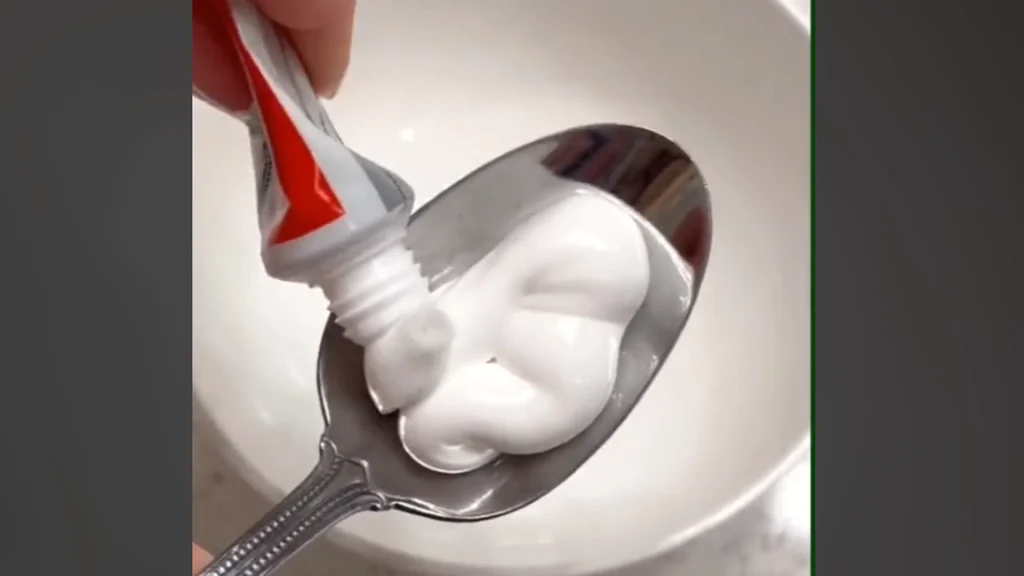 Hun blander tandpasta, natron og sulfo: Når du ser resultatet, vil du prøve det samme