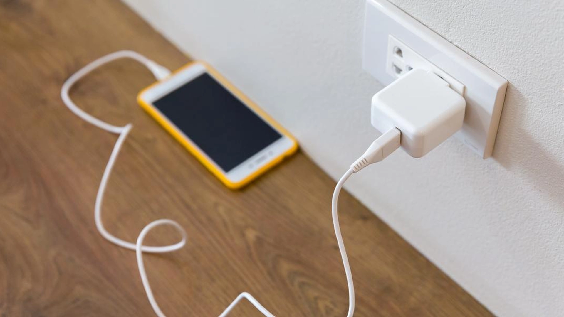 Ekspert advarer: Brug aldrig din telefon imens den lader