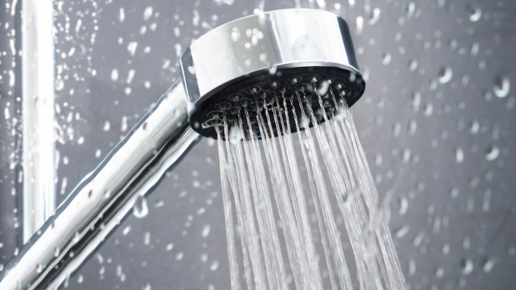 Advarsel fra læge: Derfor bør du ikke tisse i badet