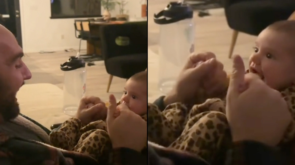 Forældrepar chokeret: ‘Kan ikke tro’ hvad én måned gammel baby lærer af sin far