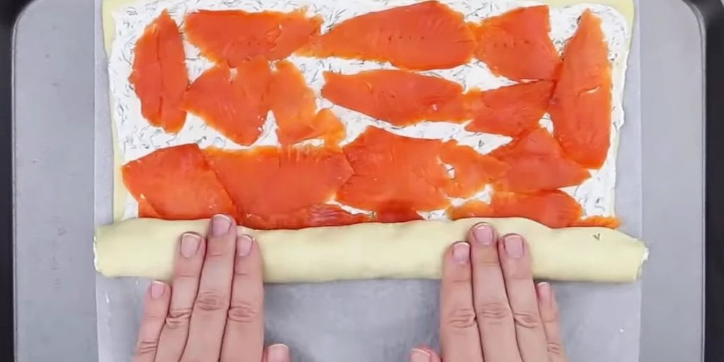 Rul koldrøget laks og ost ind i pizzadej: Resultatet er ekstremt lækkert