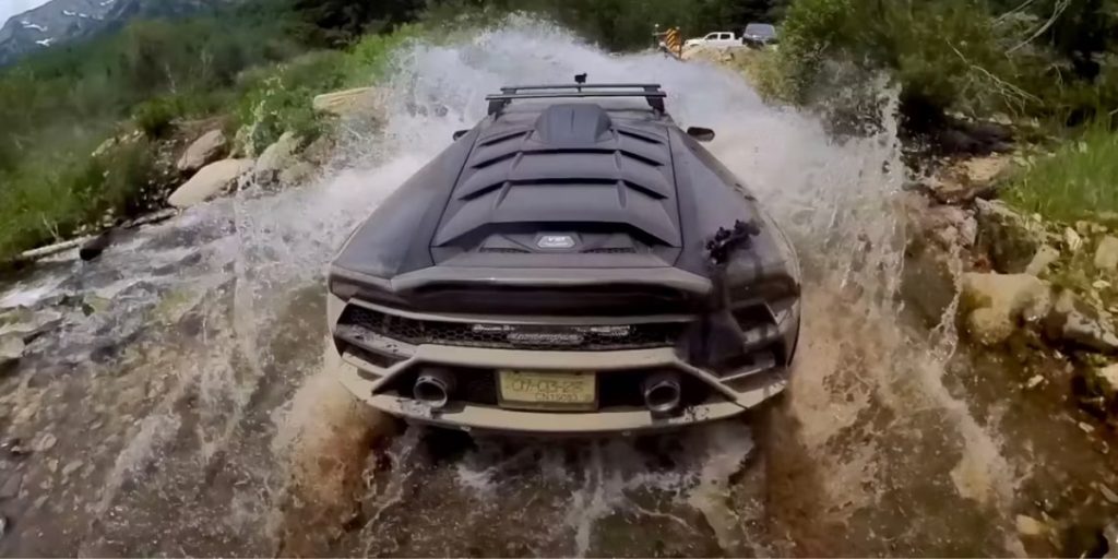 Ejeren modtager ny Lamborghini Huracan Sterrato og tager den straks med offroad