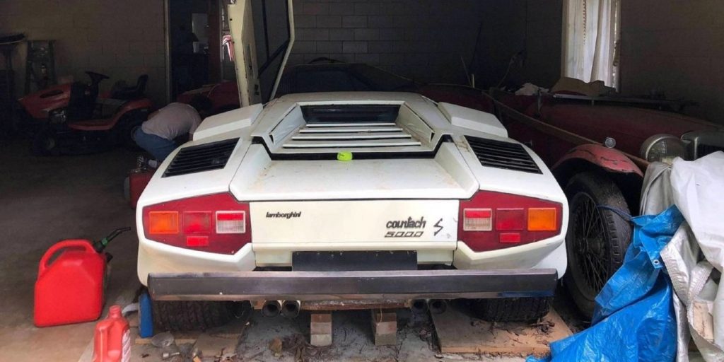 Dreng finder en parkeret Lamborghini Countach fra 1981 i sine bedsteforældres garage