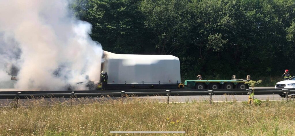 Lastbil i flammer på motorvej