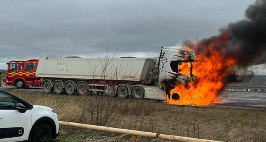 Lastbil i flammer tæt ved motorvej