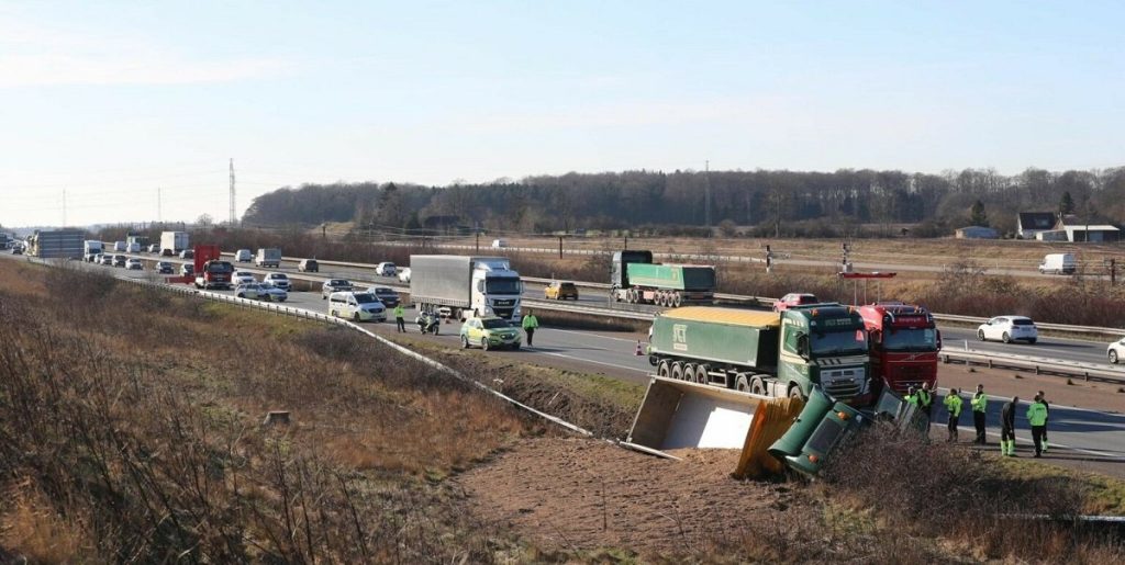 Lastbil væltet på motorvej