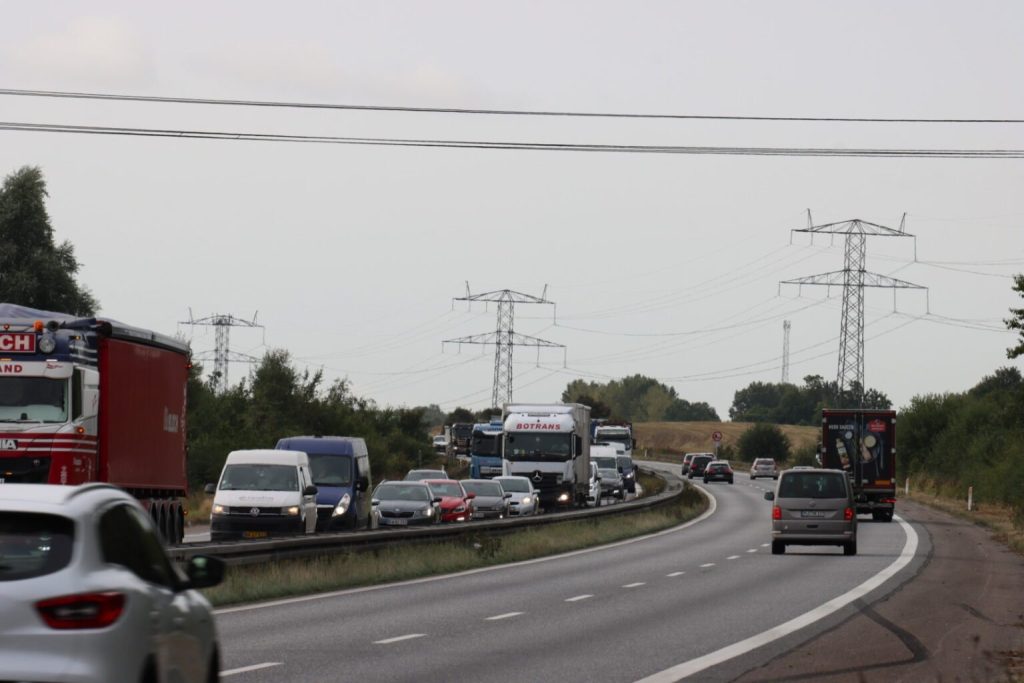 Ild i lastbil på motorvej: Spor spærret – skaber større kø