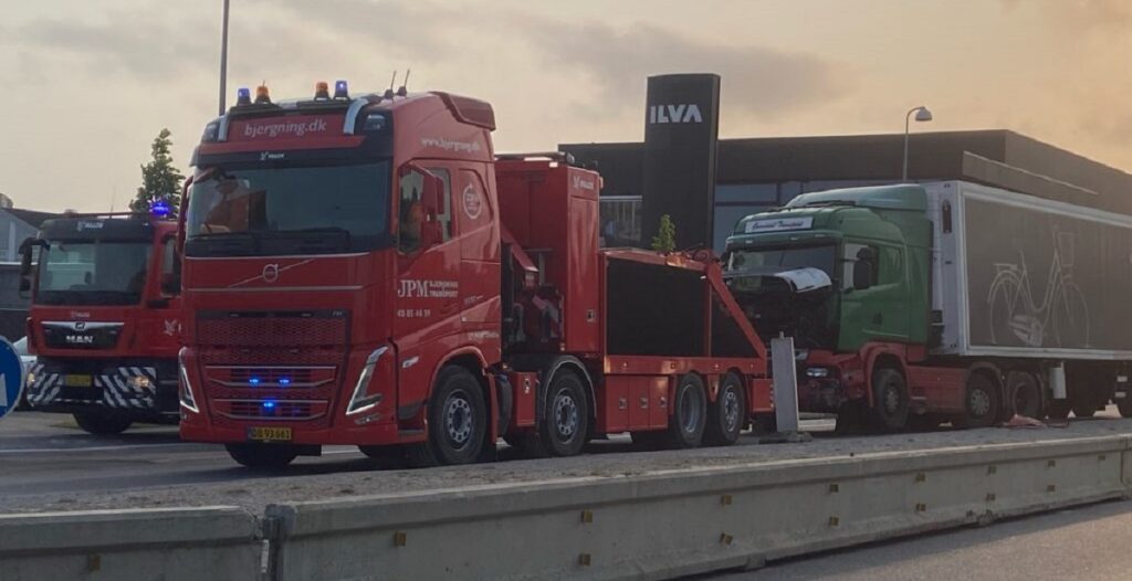 Lastbil brager ind i stor betonklods: Vej spærret